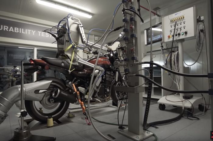 Robot untuk tes knalpot Akrapovic