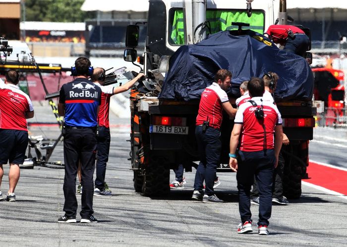 Mobil Alfa Romeo C38 yang dikemudikan Callum Ilott yang rusak parah dalam tes F1 Spanyol, diangkut ke garasi tim