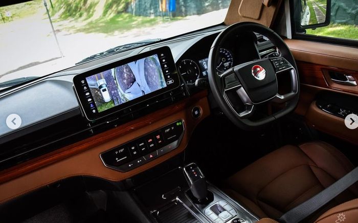 Area kokpit terlihat mewah dengan interior warna coklat