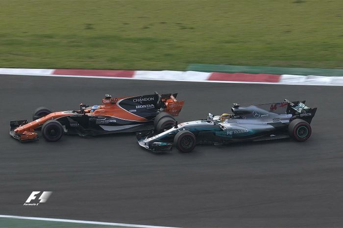 Fernando Alonso dan Lewis Hamilton sempat bersaing sengit di GP F1 Meksiko 2017