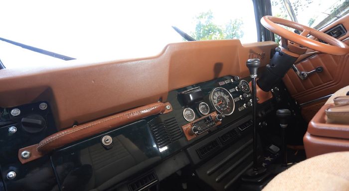 Warna Nutmeg alias buah pala dipilih sebagai warna interior. Bagi CJ-7 limited di Indonesia, warna ini tergolong cukup langka.