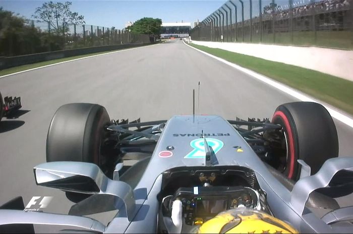 Lewis Hamilton saat melewati Max Verstappen untuk berada di posisi keempat