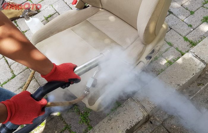 Alat steam vacuum untuk membersihkan jok mobil bahan fabric.