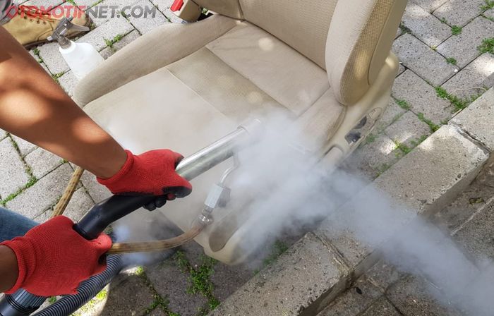 Alat steam vacuum untuk membersihkan jok mobil bahan fabric.