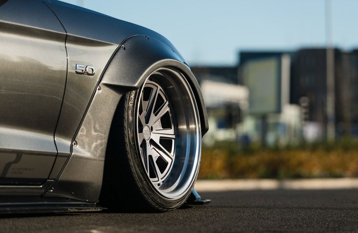  Over fender lebar Ford Mustang garapan Liberty Walk