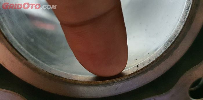 Mengetahui kondisi liner dinding silinder dengan jari atau kuku