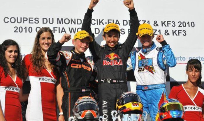 Alexander Albon (tengah) sudah didukung Red Bull sejak berkompetisi di gokart, sebelah kanannya (baju hitam) itu Max Verstappen