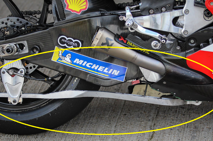 Swingarm bar dipasang di motor Ducati Desmosedici pada tes MotoGP di Jerez