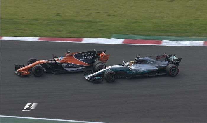 Beberapa lap menjelang finish, Lewis Hamilton (kanan) bersaing sengit dengan Fernando Alonso