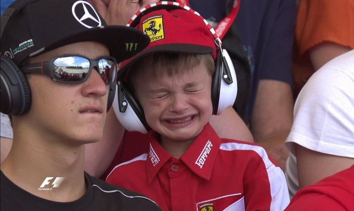 Bocah berusia 6 tahun yang diketahui bernama Thomas Daniel, menangis begitu melihat Kimi Raikkonen tabrakan dan tidak bisa melanjutkan lomba di GP F1 Spanyol