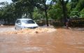 Terpaksa Terjang Banjir, Ternyata Mesin Mobil Tidak Boleh Asal Geber