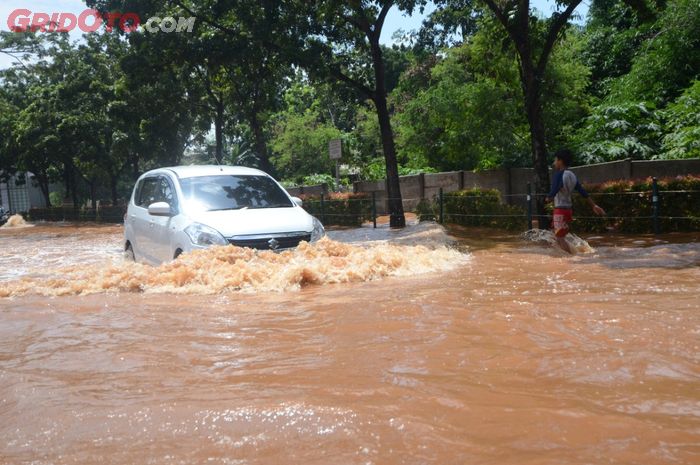 Jika terpaksa terjang banjir ternyata mesin mobil tidak boleh asal geber.