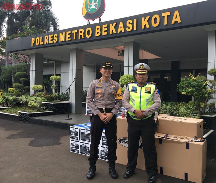 Gelar barang hibah helm MDS di Polres Metro Bekasi Kota