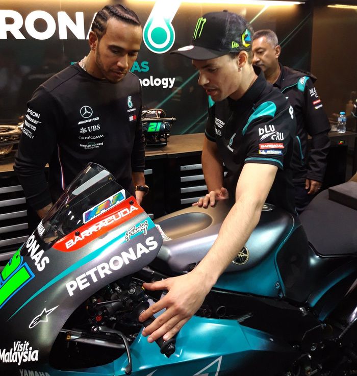 Franco Morbidelli menjelaskan detail motor Yamaha M1 andalannya kepada Lewis Hamilton di MotoGP Qatar