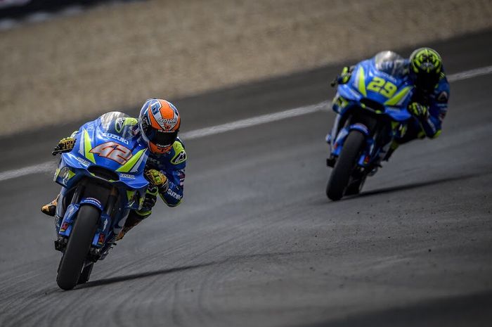 Pembalap tim Suzuki, Alex Rins dan Andrea Iannone saat beraksi pada kualifikasi MotoGP Spanyol, kedu
