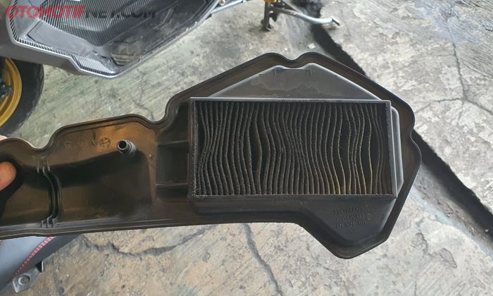 Filter udara Honda PCX 150 yang sudah kotor bikin TPS jadi numpuk kotoran 