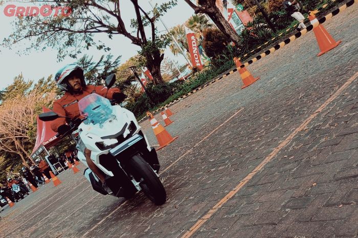 Sesi test ride Honda ADV 160 saat dilaunching The Park Mall Solo Baru