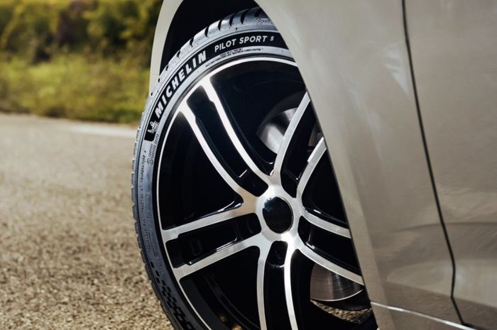 Ilustrasi. Ban bekas premium seperti Michelin Pilot Sport masih banyak diburu.