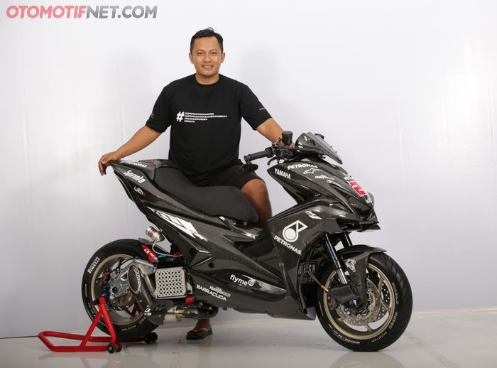 Yamaha Aerox 155 bersama pemilik sekaligus modifikatornya, Fransiskus Heru Widiyanto 