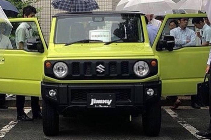 Penampakan Suzuki Jimny dari depan di area pabrik di Jepang