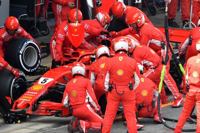 Sebastian Vettel saat menjalani pit stop di GP F1 Spanyol, menurutnya hal itu harus dilakukan