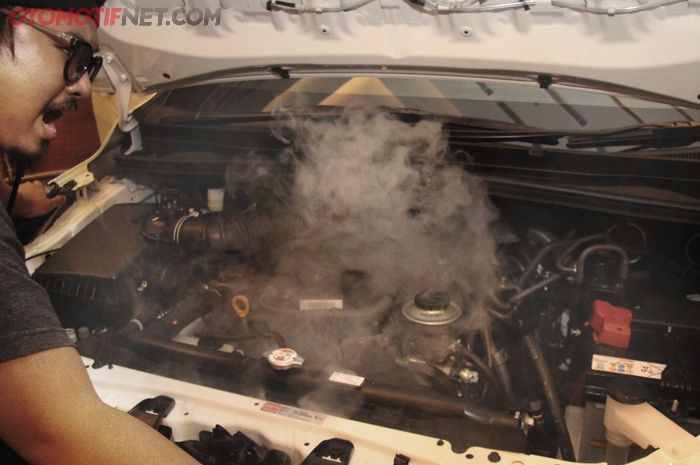 Ilustrasi mesin mobil overheat, kuncinya jangan lupa ganti air radiator