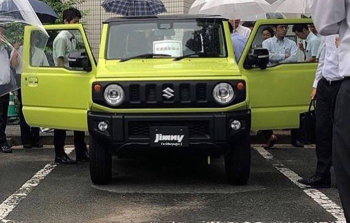 Penampakan Suzuki Jimny dari depan di area pabrik di Jepang