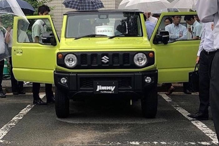 Penampakan Suzuki Jimny dari depan di area pabrik di Jepang