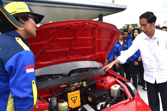 Presiden Jokowi saat melihat mobil listrik Ezzy II buatan ITS pada acara peresmian Tol Sumo