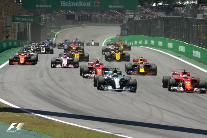 Sebastian Vettel (kanan) memenangkan duel dengan Valtteri Bottas di tikungan pertama GP F1 Brasil