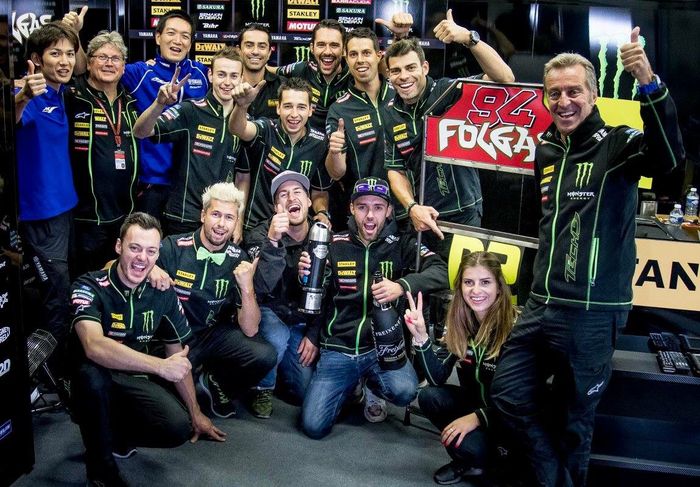 Jonas Folger (pegang trofi) mendapat hasil terbaik bersama tim Yamaha Tech3 di negaranya sendiri