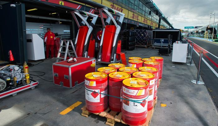 Garasi tim Ferrari masih berantakan, drum bahan bakar belum diletakkan di tempat semestinya