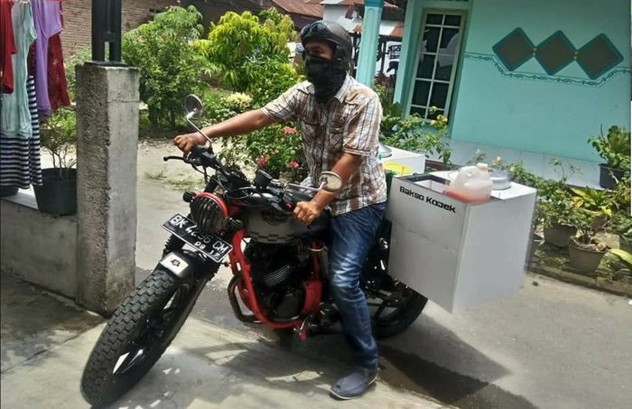 Dari rangka dan mesinnya terlihat motor ini merupakan Bajaj Pulsar