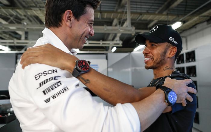 Bos Mercedes Toto Wolff merayakan kegembiraan bersama Lewis Hamilton yang memenangkan balapan di Suzuka, Jepang
