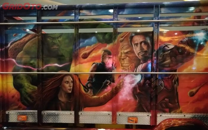 Tema tokoh fil Avenger di body truk Mitsubishi Fuso