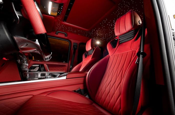 Tampilan kabin modifikasi Mercedes-AMG G63 dikemas nyentrik dalam tema merah