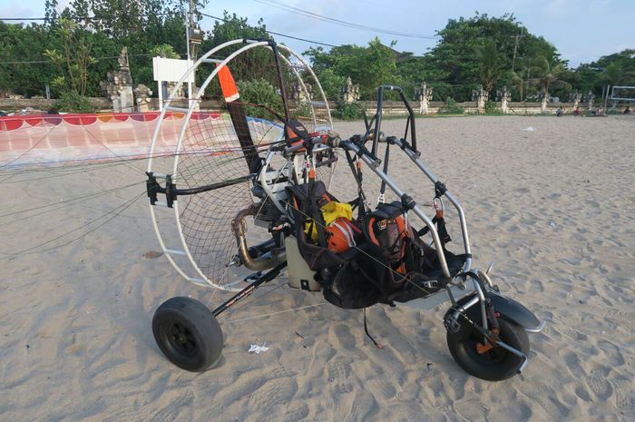 Paramotor dengan 3 roda
