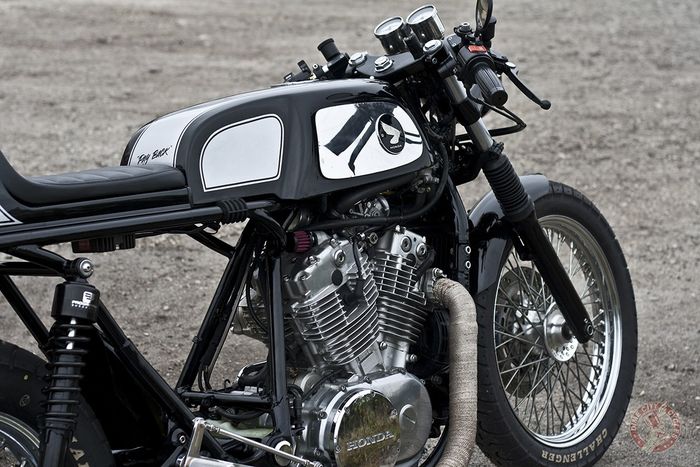 Ciri kaki-kaki khas cruiser masih dipertahankan baik di depan maupun belakang