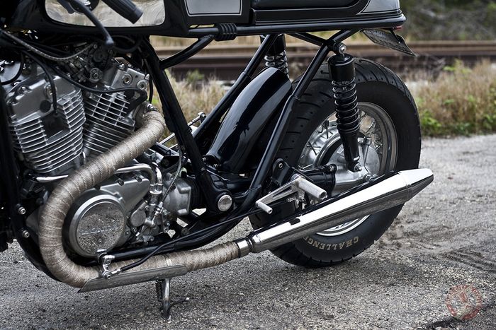 Tampilan mesin makin terasa cafe racer gara-gara knalpot megaphone