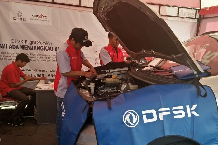 Ilustrasi servis mobil DFSK