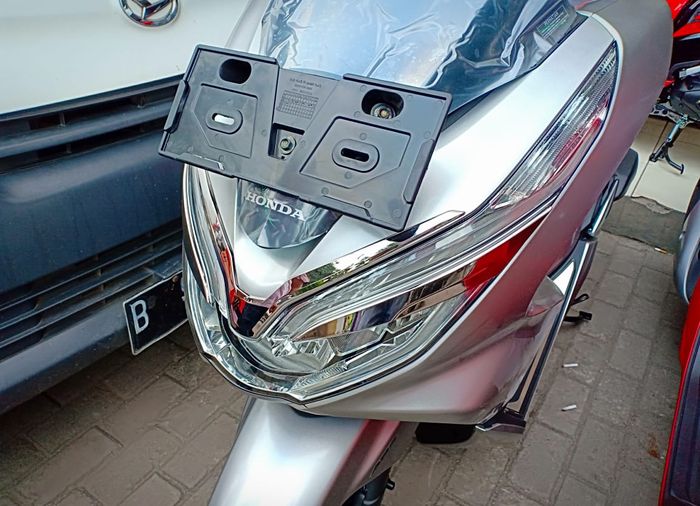 Honda PCX 150 ABS diberi sentuhan garnis di lampu depan