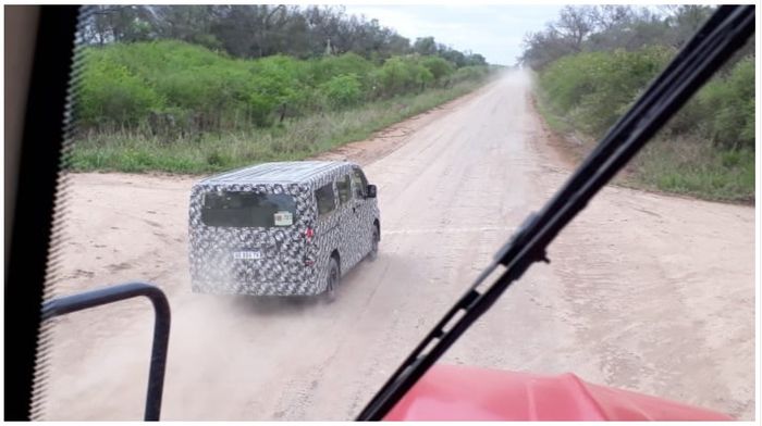 Sosok mobil misterius yang diduga kuat sebagai Toyota Hiace baru