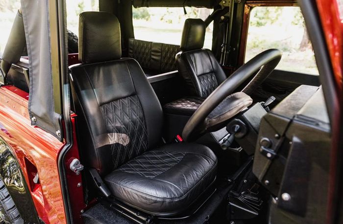 Tampilan kabin restomod Land Rover Defender klasik berkelir merah