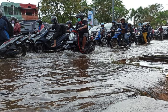 Tips mengatasi motor mogok karena banjir