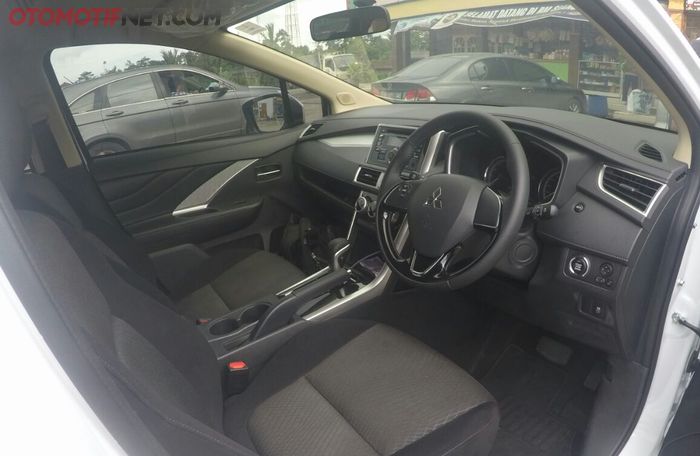 Interior Mitsubishi Xpander Sport didominasi satu warna saja, yaitu hitam