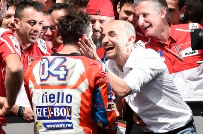 Claudio Domenicali (baju putih) kasih kode untuk Marc Marquez tahun 2021?