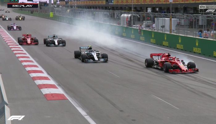 Sebastian Vettel terus meluncur dan melakukan pengereman keras, sayang ia sedikit melebar keluar trek di ujung tikungan pertama sirkuit Baku, Azerbaijan