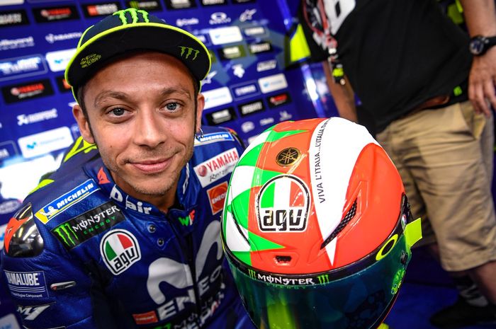 Valentino Rossi dengan bangga menunjukkan desain livery baru helm balapnya yang khusus dipakai untuk MotoGP Italia 2018