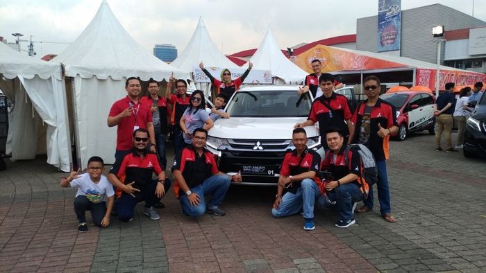 Anggota komunitas MitOSI di pameran otomotif Kemayoran