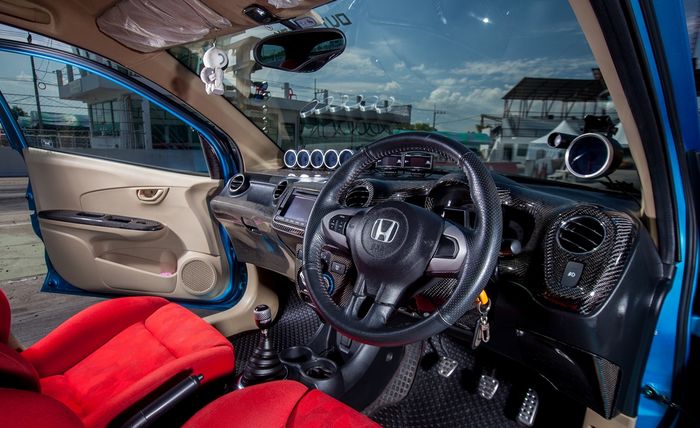 Tampilan kabin modifikasi Honda Brio lawas juga bertabur serat kebon
